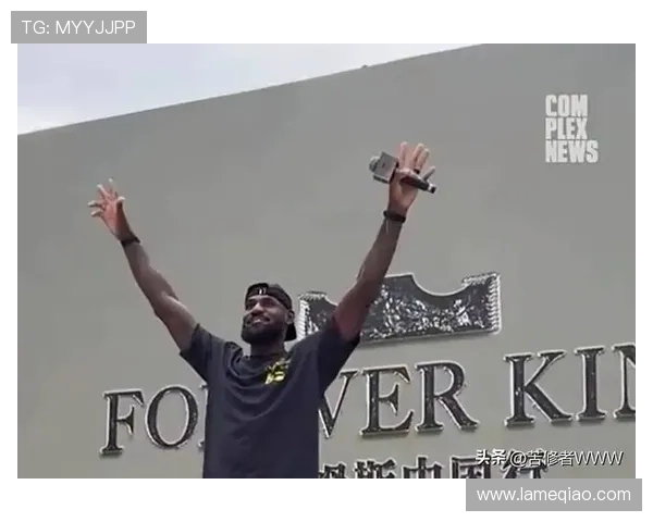 詹姆斯凌晨抵达上海虹桥 球迷热情追逐巴士迎接巨星 詹姆斯凌晨抵达上海虹桥 球迷热情追逐巴士迎接巨星